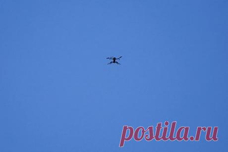 На белгородское село с беспилотника сбросили два взрывных устройства. В селе Поповка Белгородской области с беспилотного летательного аппарата сбросили два взрывных устройства. Об этом сообщил губернатор российского региона Вячеслав Гладков. По словам главы области, один из сброшенных снарядов сдетонировал, второй нет. Пострадавших и разрушений в результате атаки нет.