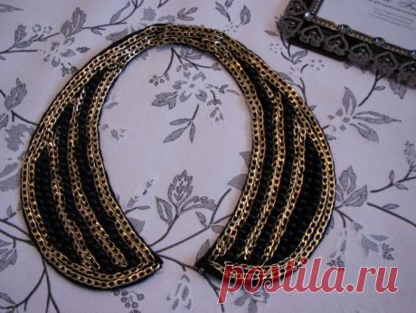 Накладной воротник черного (белого) цвета расшит золотой цепочкой и черными бусинами

Застегивается спереди на крючок