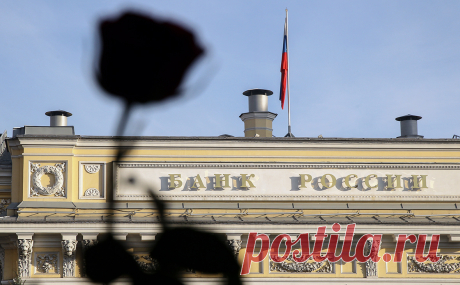 ЦБ дал банкам новые послабления на фоне угрозы санкций против себя. Российские банки смогут воспользоваться послаблениями в отношении размеров открытых ими валютных позиций. Мера будет действовать до 1 июля. ЦБ разрешил им это на фоне обсуждения возможных санкций в отношении своих резервов