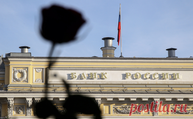 ЦБ дал банкам новые послабления на фоне угрозы санкций против себя. Российские банки смогут воспользоваться послаблениями в отношении размеров открытых ими валютных позиций. Мера будет действовать до 1 июля. ЦБ разрешил им это на фоне обсуждения возможных санкций в отношении своих резервов
