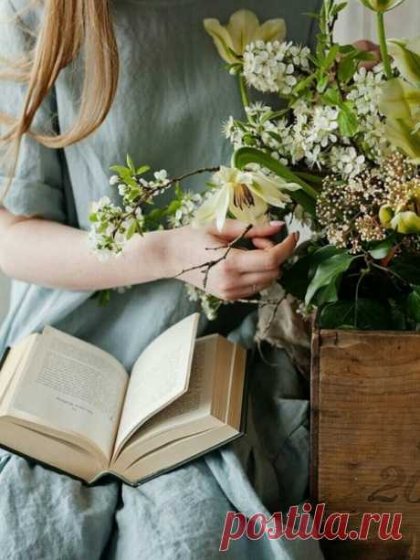 Книги - только одно из вместилищ, где мы храним то, что боимся забыть. В них нет никакой тайны, никакого волшебства. Волшебство лишь в том, что они говорят, в том, как они сшивают лоскутки вселенной в единое целое.

#Рэй_Брэдбери #451_по_Фаренгейту
https://vk.com/club76758532