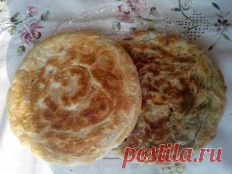 Катлама. Очень вкусная слоёная лепёшка с луком, зеленью и острым перцем