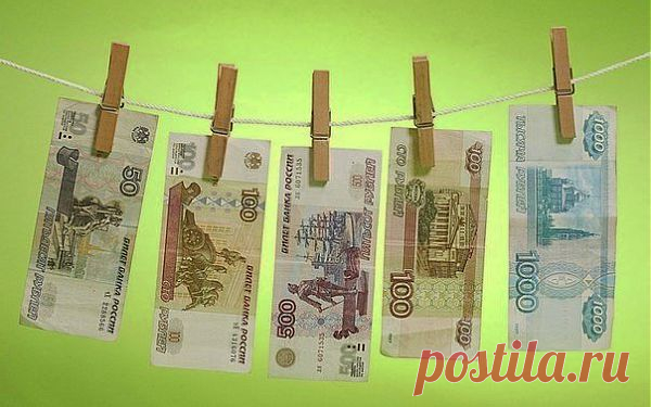 Любите жизнь - не замыкайтесь на проблемах,
Хотя судьба порою так прижмет...
Мы не святые, у каждого найдется промах -
Не ошибается лишь тот, кто не живет!