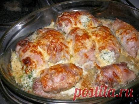 КУРИНЫЕ РУЛЕТИКИ !!! **Куриное мясо - отбей, соль. *Начинка: яйцо 2шт и сыр - круп/тёрка, майонез, зелень. *В духовку: на 30мин, сверху сыр - и ещё на 5мин.