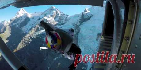 Французские экстремалы запрыгнули в летящий самолет с горного склона | Спорт