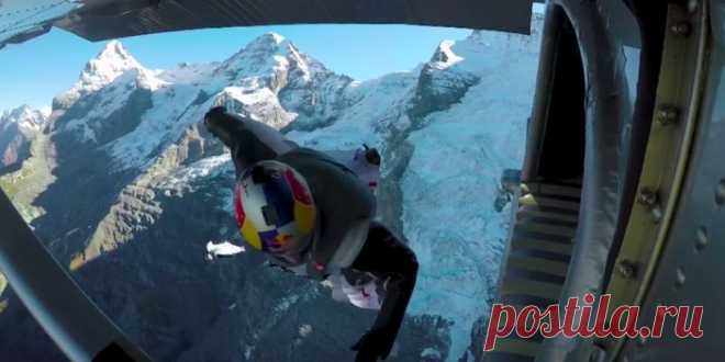 Французские экстремалы запрыгнули в летящий самолет с горного склона | Спорт