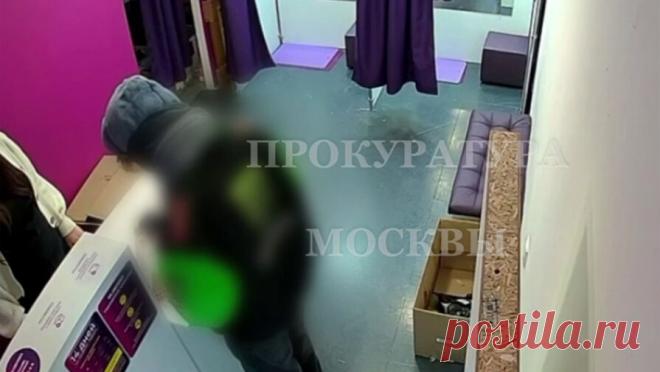 Юноша украл из ПВЗ маркетплейса в Москве телефоны на сотни тысяч рублей и попал на видео. В Москве молодой человек украл из ПВЗ маркетплейса дорогостоящие телефоны и скрылся. Об этом сообщает столичная прокуратура. Предварительно, неизвестный оформил на маркетплейсе заказы без оплаты. После этого по его указанию 16-летний ...