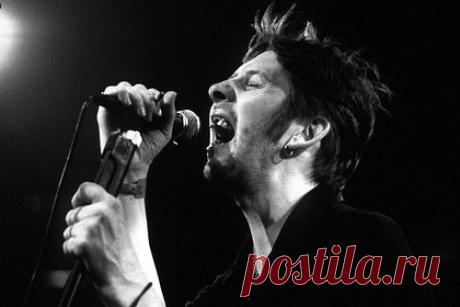 Умер основатель панк-группы The Pogues Шейн Макгоуэн. На 66-м году жизни скончался ирландский музыкант и основатель панк-группы The Pogues Шейн Макгоуэн. Согласно заявлению семьи исполнителя, он умер ночью 30 ноября. Отмечается, что Макгоуэн страдал от продолжительных проблем со здоровьем. «Он мирно скончался в три часа ночи в окружении семьи», — говорится в заявлении.