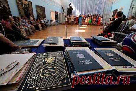 Российским школьникам с серебряными медалями выдадут аттестат с отличием. В России школьникам с серебряными медалями начнут выдавать аттестат сине-голубого цвета с отличием. Об этом стало известно из приказа Минпросвещения, опубликованного на официальном интернет-портале правовой информации. Отмечается, что для получения данного аттестата необходимо иметь в аттестате не более двух четверок.