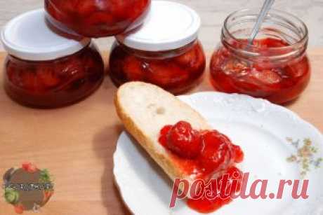 «Сырое» клубничное варенье: свежая вкуснятина зимой без возни с варкой Вот и настала пора «складирования» первых урожаев клубники. Сегодня уже нет большой необходимости варить варенье на десять лет вперед: во многих семьях имеются морозильники, позволяющие хранить ягоды и фрукты в замороженном виде – так и