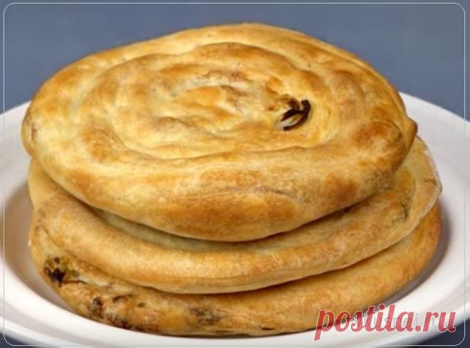 Слоеные лепешки «Фатир» с луком