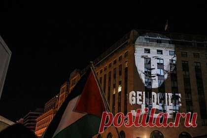 Сотрудников Белого дома эвакуировали из-за протестующих. Сотрудников Белого дома эвакуировали в другое место из-за пропалестинского протеста. Митингующие устроили беспорядки рядом со зданием. Как уточняет телеканал, участники акции повредили ограждение и бросали предметы в полицейских. Куда именно были переведены сотрудники Белого дома не уточняется.