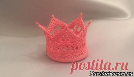 НУЖНА ПОМОЩЬ ! КАК СВЯЗАТЬ КОРОНУ-ЗАКОЛКУ ДЛЯ ВНУЧКИ?! - запись пользователя tasha (Наталия) в сообществе Вязание крючком в категории Вязаные крючком аксессуары Дорогие форумчанки, вязальщицы крючком, опять я к вам за помощью!&nbsp; Как связать вот такую корону-заколку?! Вот все фото с разных сторон. Это вид снизу. Диаметр 4,5-5 см. Основа - обвязанное кольцо  Вид сверху - 5 зубчиков.