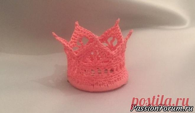НУЖНА ПОМОЩЬ ! КАК СВЯЗАТЬ КОРОНУ-ЗАКОЛКУ ДЛЯ ВНУЧКИ?! - запись пользователя tasha (Наталия) в сообществе Вязание крючком в категории Вязаные крючком аксессуары Дорогие форумчанки, вязальщицы крючком, опять я к вам за помощью!  Как связать вот такую корону-заколку?! Вот все фото с разных сторон. Это вид снизу. Диаметр 4,5-5 см. Основа - обвязанное кольцо  Вид сверху - 5 зубчиков.