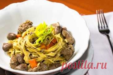 ​Паста с куриными сердечками и печенью Ингредиенты:Сердечки куриные &mdash; 100 гПечень куриная &mdash; 100 г&nbsp;Лук &mdash; 50 г
Морковь &mdash; 50 г&nbsp;Сельдерей (стебель) &mdash; 50 г&nbsp;Масло оливковое &mdash; 30 г&nbsp;Масло сливочное &mdash; 30 г&nbsp;Розмарин &mdash; 5 г&nbsp;Чеснок &mdash; 15 г&nbsp;Вино белое...