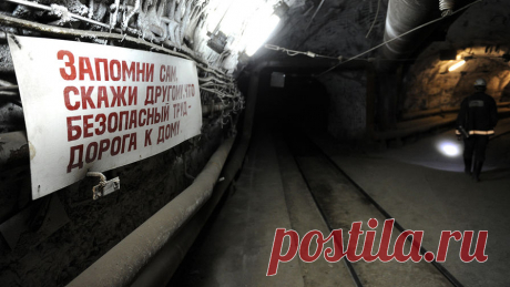 Авария произошла на руднике в Норильске, проводится расследование. На руднике &quot;Комсомольский&quot; в Норильске произошла авария на буровой установке. Об этом сообщает &quot;Интерфакс&quot;. Как сообщается, на глубине 560 м буровая машина опрокинулась в камеру очистного пространства. Проводится ...