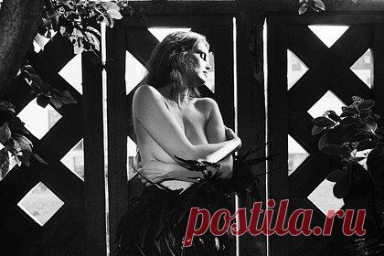 45-летняя Летиция Каста снялась с обнаженной грудью. Французская супермодель Летиция Каста снялась в откровенном образе для журнала Harper's Bazaar. На размещенном черно-белом снимке 45-летняя манекенщица запечатлена позирующей в длинной юбке, прикрыв руками обнаженную грудь. Известно, что автором данного снимка стал фотограф Оливье Кервен.