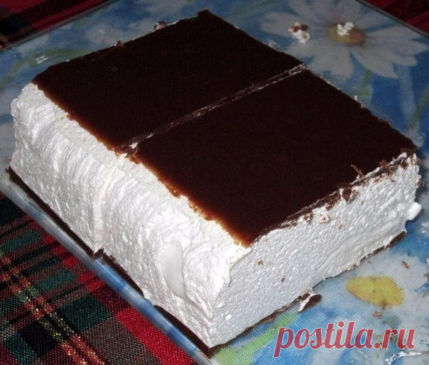 Птичье молоко

Вам потребуется:
Для торта:
2 пакета желатина (по 8 г)
1 стакан молока
1 стакан сахара
450 г сметаны
450 г охлажденных взбитых сливок
растительное масло для смазывания формы

Для глазури:
5 столовых ложек какао-порошка
5 столовых ложек сахара
1 пакет желатина (8 г)
5 столовых ложек молока
1 стакан холодной воды

Приготовление:

1. В небольшой кастрюле смешайте 2 пакетика желатина с 1 стаканом молока. Поставьте на средний огонь и взбивайте, когда от молока по...