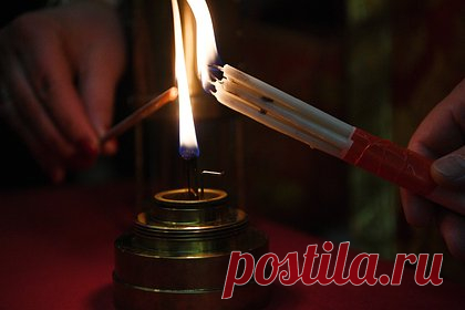 Благодатный огонь сошел в иерусалимском храме Гроба Господня. В Иерусалиме в храме Гроба Господня сошел Благодатный огонь. Традиционное в Пасху священное для христиан событие произошло днем 15 апреля. Рассказывается, что сошествие заняло не более четырех минут, а во время ожидания в храме неоднократно выкрикивалось «Христос воскресе!» на русском языке.