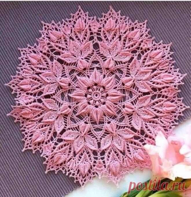 Чудесная вязаная салфетка. Очень нежная работа!