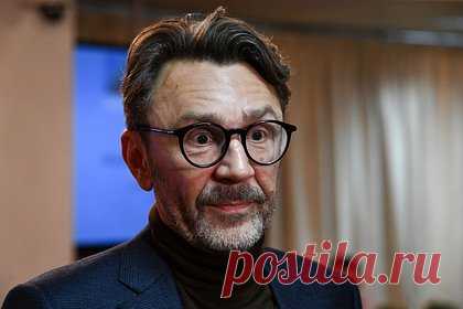 На Шнурова подали в суд за использование чужого снимка самолета. На лидера группы «Ленинград» Сергея Шнурова подали в суд за использование чужого снимка самолета в клипе на композицию «Наша экономика». Фотограф Александр Попов потребовал от исполнителя 1,4 миллиона рублей за кадр с Sukhoi Superjet 100, который был использован в ролике без согласия автора.