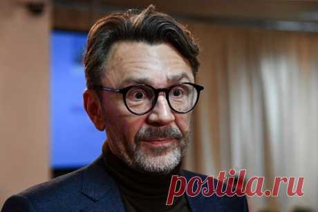 На Шнурова подали в суд за использование чужого снимка самолета. На лидера группы «Ленинград» Сергея Шнурова подали в суд за использование чужого снимка самолета в клипе на композицию «Наша экономика». Фотограф Александр Попов потребовал от исполнителя 1,4 миллиона рублей за кадр с Sukhoi Superjet 100, который был использован в ролике без согласия автора.