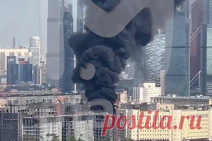 Мощный пожар на стройке московского жилого комплекса сняли на видео. Очевидцы сняли на видео мощный пожар на стройке жилого комплекса на Кутузовском проспекте в Москве. Кадры публикует Telegram-канал Mash. На появившихся кадрах видно, как пламя поднимается на несколько метров над последним достроенным этажом здания. В небе над ЖК из-за возгорания находится огромный столб черного дыма.