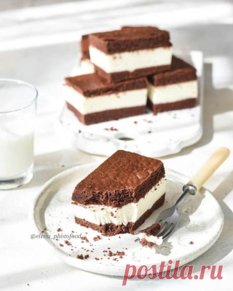 КИНДЕР "МОЛОЧНЫЙ ЛОМТИК"

Шоколадный бисквит здесь ну просто сказка -нежный, пушистый!

Молочное суфле на сгущенке и нежирных сливках -это такая нежность!

Готовится очень просто, порции получаются большие и сытные, деткам на дни рождения вместо
торта!

Бисквит на противень 30×40 см
Для теста:
150 г муки
30 г какао-порошка
2 яйца
120 г сахара
150 мл молока
100 г растительного масла
1 ч. л разрыхлителя
ванилин на кончике ножа
щепотка соли

Для суфле:
1 банка сгущенного моло...