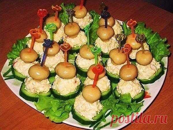 Эта праздничная закуска на шпажках 