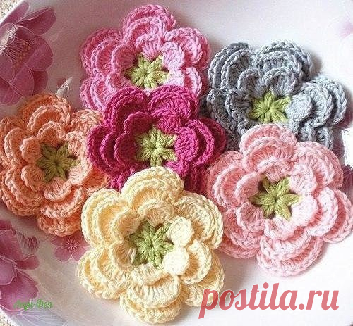 ​Вязаные розочки Вязаные розочкиТакие цветы можно использовать как броши и аппликации.