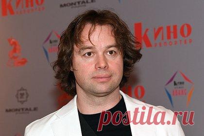 Звезду «Универа» оштрафовали за езду на самокате. Российский актер Виталий Гогунский признался, что его оштрафовали за езду на самокате по проезжей части. Артист отметил, что ему пришлось заплатить за правонарушение 500 рублей. Исполнитель роли Кузи также отметил, что данное транспортное средство периодически использует его коллега по «Универу» Анна Хилькевич.