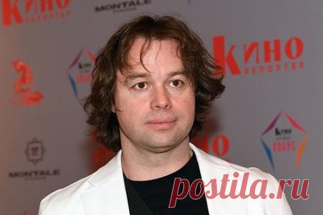 Звезду «Универа» оштрафовали за езду на самокате. Российский актер Виталий Гогунский признался, что его оштрафовали за езду на самокате по проезжей части. Артист отметил, что ему пришлось заплатить за правонарушение 500 рублей. Исполнитель роли Кузи также отметил, что данное транспортное средство периодически использует его коллега по «Универу» Анна Хилькевич.