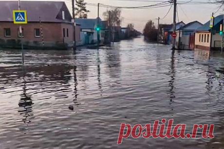 Появились подробности о погибших при прорыве дамбы в Орске. Два человека, которые стали жертвами прорыва дамбы в Орске Оренбургской области, — мужчины. Об этом сообщает Mash в Telegram-канале. По его информации, двое погибших — мужчины в возрасте около 60 лет. Их нашли на улицах Авдеева и Орджоникидзе в километре друг от друга. Прорыв дамбы в Орске произошел 5 апреля.