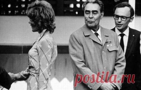 Для Леонида Ильича Брежнева отдушинами были женщины, охота, награды и автомобили. Охотничье угодье генсека Брежнева в Залесье было гостеприимным местом для членов политбюро, которых Брежнев приучил охотиться всем коллективом.