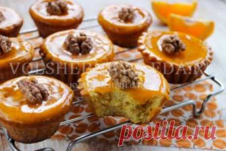 Кексы с тыквой и апельсиновой глазурью Очень вкусные кексы с тыквой. Они нежные и сочные, красивого ярко-желтого цвета. Мякиш усыпан мелкими вкраплениями тыквы, пропитан душистой корицей и апельсиновой цедрой. А глазурь дарит кексам изумительный апельсиновый аромат.