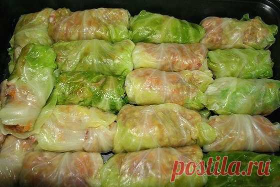 Голубцы из духовки 

Ингредиенты:

- фарш телячий - 600 гр 
- рис - 100 гр
- капуста - 300 гр 
- лук репчатый - 100 гр 
- яйцо - 3 шт - 210 гр 
- сметана 15% - 400 гр 

Приготовление:

1. Фарш смешать с мелко нарубленным луком, рисом, отварными яйцами, добавить соль, перец. 
2. Капусту отварить, снять листья, завернуть в каждый лист фарш. 
3. Выложить голубцы плотненько друг к другу на глубокий противень, сбрызнутый маслом (около 1 гр), намазать сверху сметаной. 
4. Постав...