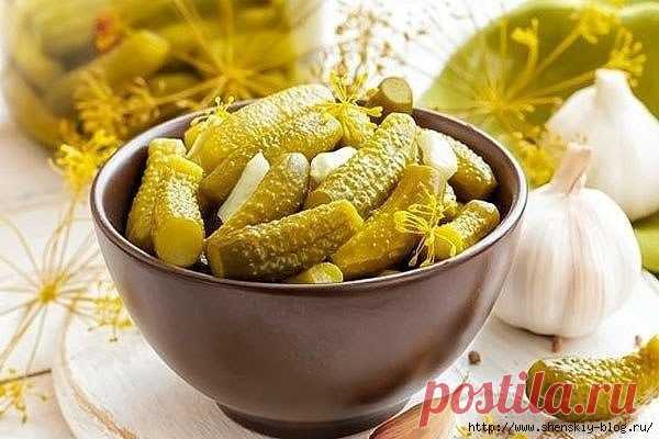 "ДЕТСКИЕ" МАРИНОВАННЫЕ ОГУРЧИКИ. 
=Маринад (на 3-л банку):
2 ст.л. соли;
5 ст.л. сахара;
1,5 ч.л. лимонной кислоты.
Так как 3л банку с огурцами мы быстро не осилим, я закатываю в банки 1л (соответственно берем 3 банки). 


На дно банки (1л) укладываем:


1 зонтик укропа, 
1 лист хрена, 
2 зубчика чеснока, 
2-3 горошины черного перца, 
2 листика смородины, 
1 лавровый листик.