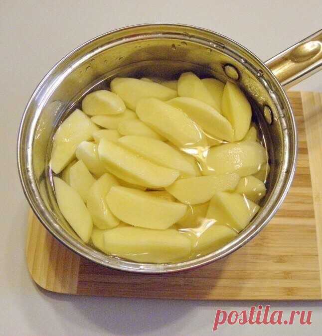 Зразы 

Ингредиенты:

Картофель — 900 г
Куриное филе — 400 г
Яйцо — 1 шт.
Лук — 2 шт.
Мука пшеничная — 3 ст. л.
Масло рафинированное — 150 мл
Соль — по вкусу
Перец черный молотый — по вкусу
Сухари панировочные — 100 г

Приготовление:

1. Подготовьте продукты. Мясо вымойте и обсушите; овощи очистите от кожуры, сполосните под водой.
2. Очищенный картофель залейте небольшим количеством холодной соленой воды. Отварите его на протяжении 20 минут с момента закипания.
3. Лук и ку...