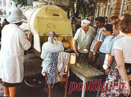 Хочу опять в СССР! Чтоб снова русский и татарин, греки и армяне, болгар, еврей и молдаванин — На общей свадьбе собрались, Чтоб песни общие лились. Зарплаты чтоб опять хватало — На хлеб, на масло и на сало, Чтоб колбаса была без сои, А пирожки — от тёти Зои, в которых мясо пахнет мясом… И запивать их русским квасом !!!