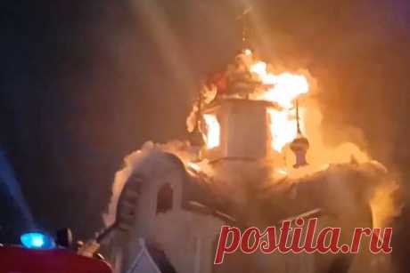 Мощный пожар в российской деревянной церкви сняли на видео. В Кирове на набережной Грина произошел пожар в Федоровской церкви. Его кадры публикует МЧС в Telegram-канале. На видеозаписи видно, как пожарные пытаются справиться с огнем, который распространяется по верхней части церкви. Пожар настолько сильный, что идет плотный белый дым, из куполов вырываются языки пламени.