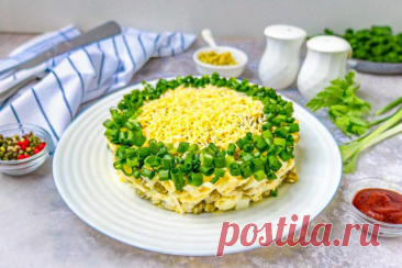 Салат Чайка с сыром, яйцами и горошком — простой домашний рецепт - 1000.menu