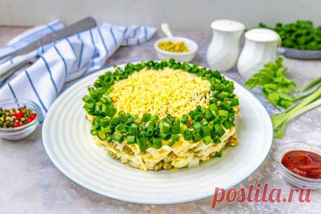 Салат Чайка с сыром, яйцами и горошком — простой домашний рецепт - 1000.menu