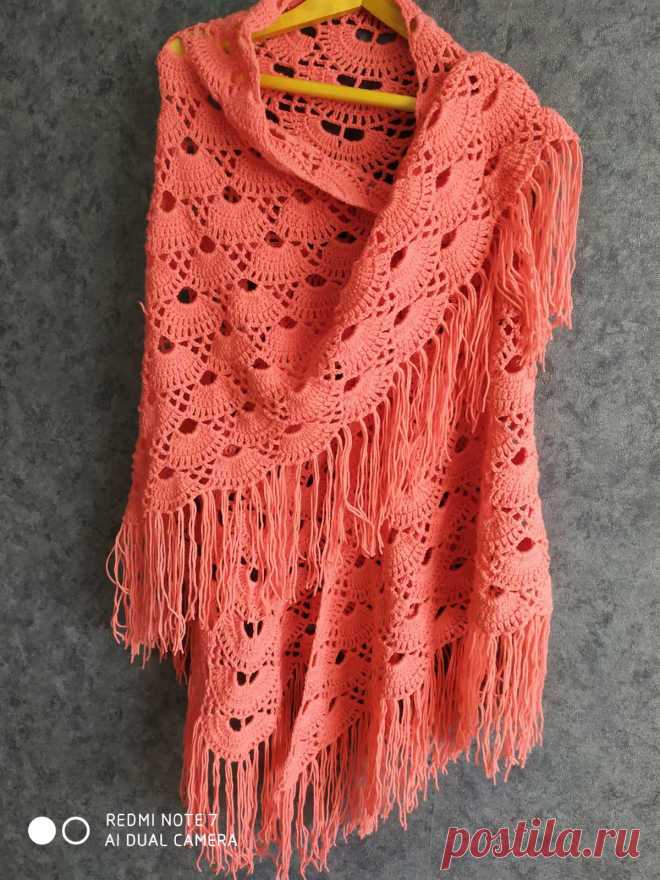 Мои шали крючком. Здравствуйте рукодельницы! Люблю вязать крючком! Вяжу шали и их дарю. Две связаны из пряжи троицкой Кроха 135 м. в 50 гр. Цвет светлая азалия номер 1926.Пошло 20 клубочков крючок 2.5.
