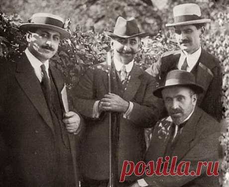 Հայ նկարիչների համաստեղությունը`1916 թ.Լուսանկարում հայ անվանի նկարիչներն են,ձախից աջ`Եղիշե Թադևոսյան, Վարդգես Սուրենյանց,Մարտիրոս Սարյան և Փանոս Թերլեմեզյան:Նրանց և մի քանի այլ նկարիչների ջանքերով 1916 թ-ի մայիսի մեկին Թիֆլիսում բացվել է«Հայ նկարիչների միությունը»:Հիմնադիր ժողովում,որին մասնակցում էին նաև Հովհ. Թումանյանը,Ալեքսանդր Շիրվանզադեն,ընդունվում է կանոնադրություն:Թիֆլիսում հիմնվում է Հայ արվեստագետների միություն (Միության նախագահ է ընտրվում Եղիշե Թադևոսյանը),որը փաստորեն