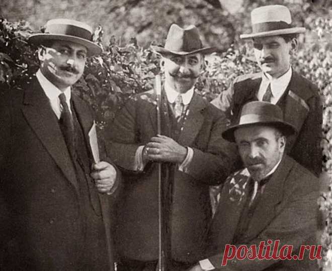 Հայ նկարիչների համաստեղությունը`1916 թ.Լուսանկարում հայ անվանի նկարիչներն են,ձախից աջ`Եղիշե Թադևոսյան, Վարդգես Սուրենյանց,Մարտիրոս Սարյան և Փանոս Թերլեմեզյան:Նրանց և մի քանի այլ նկարիչների ջանքերով 1916 թ-ի մայիսի մեկին Թիֆլիսում բացվել է«Հայ նկարիչների միությունը»:Հիմնադիր ժողովում,որին մասնակցում էին նաև Հովհ. Թումանյանը,Ալեքսանդր Շիրվանզադեն,ընդունվում է կանոնադրություն:Թիֆլիսում հիմնվում է Հայ արվեստագետների միություն (Միության նախագահ է ընտրվում Եղիշե Թադևոսյանը),որը փաստորեն