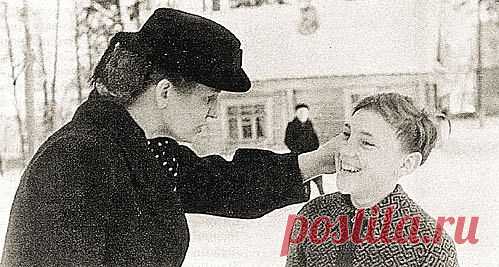 Шутливая фотография из детства Володи Высоцкого.