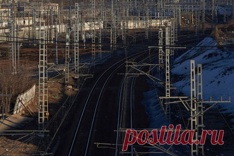 Стала известна возможная цель диверсии на железнодорожном мосту под Самарой. Взрыв на железнодорожном мосту в Самарской области могли устроить, чтобы нарушить логистику местных стратегических предприятий. По данным Mash, это касается, в частности, Приволжского государственного боеприпасного испытательного полигона, а также химических заводов, которые расположены около Чапаевска.