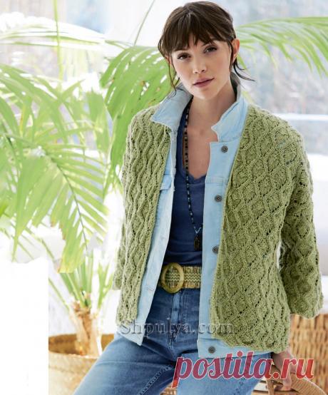 Летний кардиган без застежки с рукавами три четверти связан спицами арановым узором из 100% хлопка.