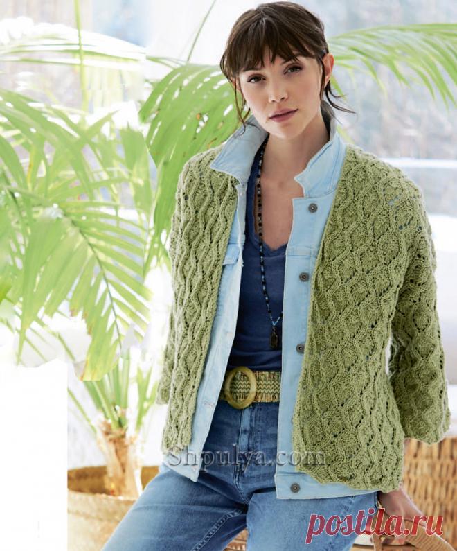 Летний кардиган без застежки с рукавами три четверти связан спицами арановым узором из 100% хлопка.