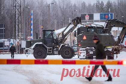 В Совфеде отреагировали на строительство Финляндией барьера на границе с Россией. Москве непонятно, зачем Финляндия решила построить барьер на границе с Россией. Об этом в разговоре с «Лентой.ру» рассказал председатель комитета Совета Федерации по международным делам Григорий Карасин. Он считает, что последствия такого шага будут непредсказуемыми для самого Хельсинки.